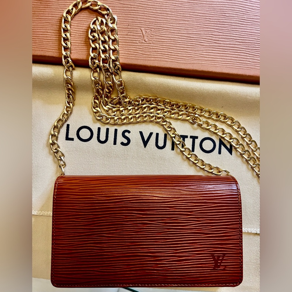 Louis Vuitton Epi Leather Crossbody Bi-fold Wallet/Woc with Gold Chain